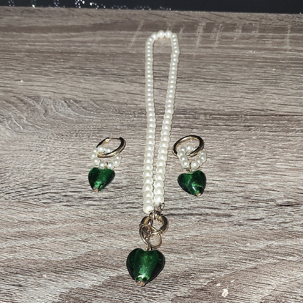 Elegant Pearl and Green Heart Jewelry Set